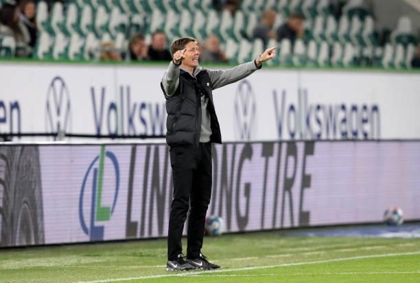 Frankfurt's Austrian head coach Oliver Glasner gestures during the German First division Bundesliga football match VfL Wolfsburg vs Eintracht...