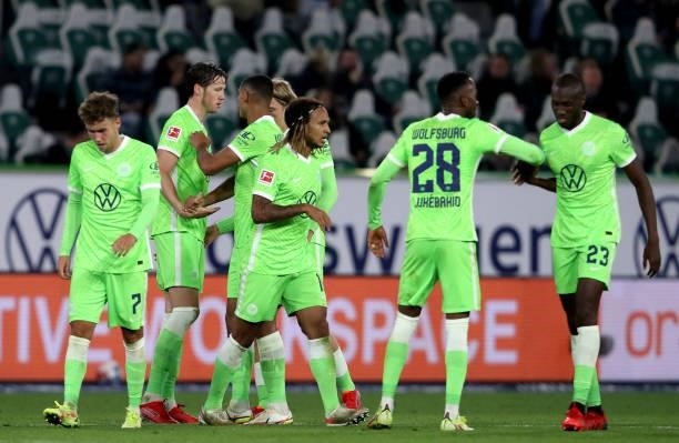 Wolfsburg's Dutch forward Wout Weghorst celebrates with his teammates after scoring the 1-1 goal during the German First division Bundesliga football...