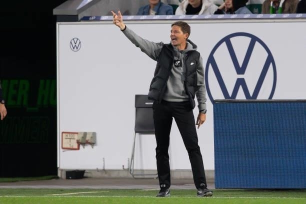Head coach Oliver Glasner of Eintracht Frankfurt gestures during the Bundesliga match between VfL Wolfsburg and Eintracht Frankfurt at Volkswagen...