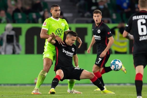 Maxence Lacroix of VfL Wolfsburg and Rafael Borre of Eintracht Frankfurt battle for the ball during the Bundesliga match between VfL Wolfsburg and...
