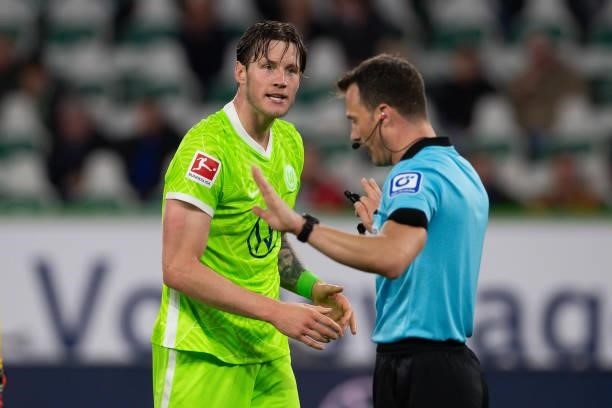 Wout Weghorst of VfL Wolfsburg and referee Felix Zwayer discusses during the Bundesliga match between VfL Wolfsburg and Eintracht Frankfurt at...