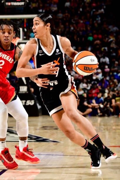 Skylar Diggins-Smith of the Phoenix Mercury dribbles the ball during the game against the Las Vegas Aces on September 19, 2021 at Footprint Center in...