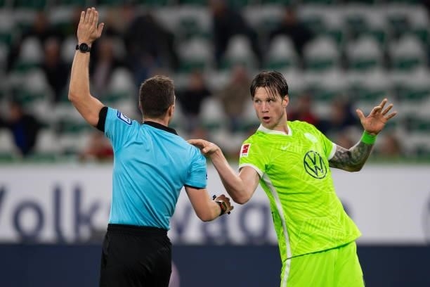 Referee Felix Zwayer and Wout Weghorst of VfL Wolfsburg discusses during the Bundesliga match between VfL Wolfsburg and Eintracht Frankfurt at...