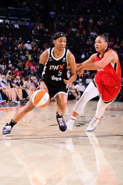 Shey Peddy of the Phoenix Mercury dribbles the ball during the game against the Las Vegas Aces on September 19, 2021 at Footprint Center in Phoenix,...