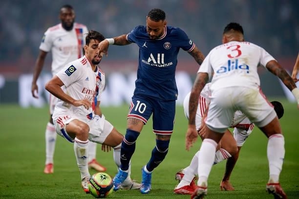 Neymar of PSG surronded Lyon players during the Ligue 1 Uber Eats match between Paris Saint Germain and Lyon at Parc des Princes on September 19,...