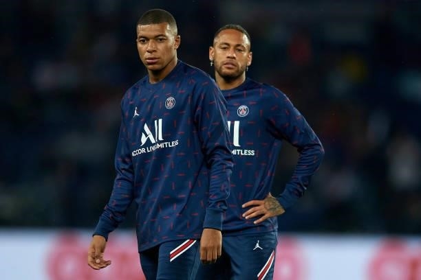 Kylian Mbappe and Neymar of PSG during the Ligue 1 Uber Eats match between Paris Saint Germain and Lyon at Parc des Princes on September 19, 2021 in...