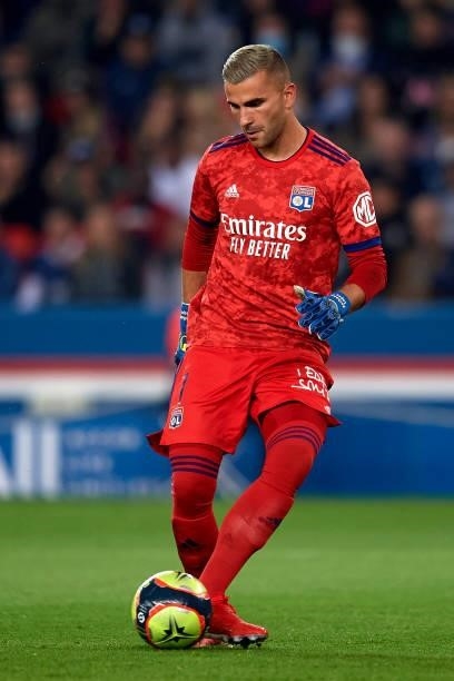 Anthony Lopes of Olympique Lyonnais does passed during the Ligue 1 Uber Eats match between Paris Saint Germain and Lyon at Parc des Princes on...