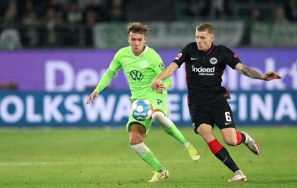 Wolfsburg's German forward Luca Waldschmidt and Frankfurt's Croatian midfielder Kristijan Jakic vie for the ball during the German first division...