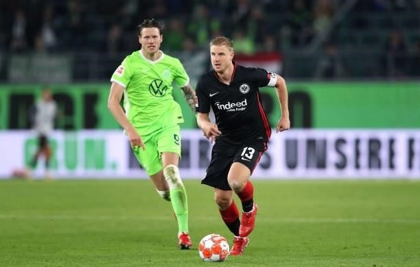 Frankfurt's German defender Martin Hinteregger and Wolfsburg's Dutch forward Wout Weghorst vie for the ball during the German first division...