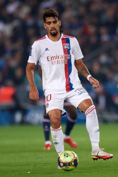 Lucas Paqueta of Olympique Lyonnais controls the ball during the Ligue 1 Uber Eats match between Paris Saint Germain and Lyon at Parc des Princes on...