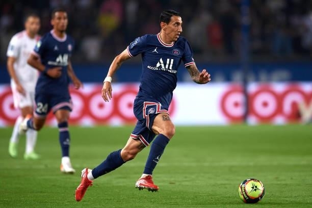 Angel Di Maria of PSG runs with the ball during the Ligue 1 Uber Eats match between Paris Saint Germain and Lyon at Parc des Princes on September 19,...