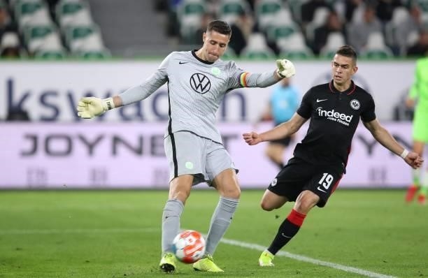 Wolfsburg's Belgian goalkeeper Koen Casteels and Frankfurt's Colombian forward Rafael Borre vie for the ball during the German first division...