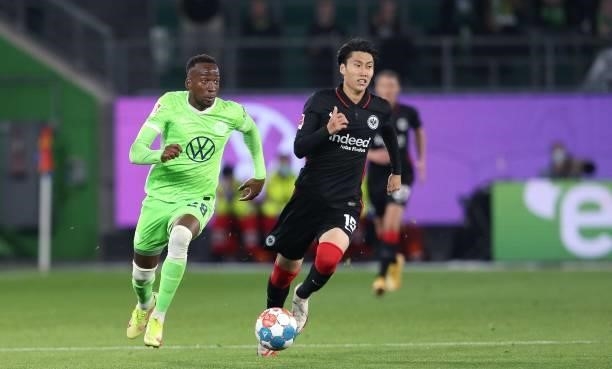 Wolfsburg's Belgian forward Dodi Lukebakio and Frankfurt's Japanese midfielder Daichi Kamada vie for the ball during the German first division...