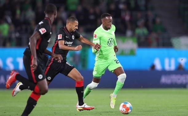 Wolfsburg's Belgian forward Dodi Lukebakio and Frankfurt's Swiss midfielder Djibril Sow vie for the ball during the German first division Bundesliga...