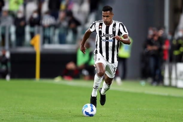 Alex Sandro of Juventus FC controls the ball during the Serie A match between Juventus and AC Milan at Allianz Stadium on September 19, 2021 in...