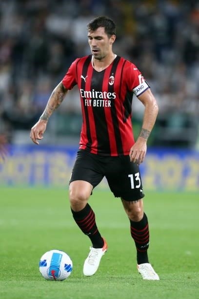 Alessio Romagnoli of AC Milan controls the ball during the Serie A match between Juventus and AC Milan at Allianz Stadium on September 19, 2021 in...