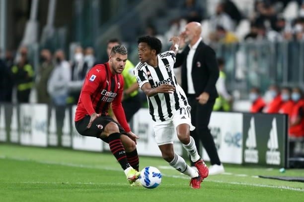 Juan Cuadrado of Juventus FC controls the ball during the Serie A match between Juventus and AC Milan at Allianz Stadium on September 19, 2021 in...
