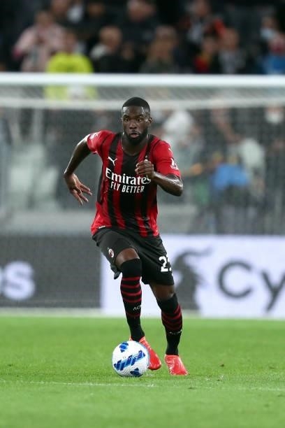 Fikayo Tomori of AC Milan controls the ball during the Serie A match between Juventus and AC Milan at Allianz Stadium on September 19, 2021 in Turin,...