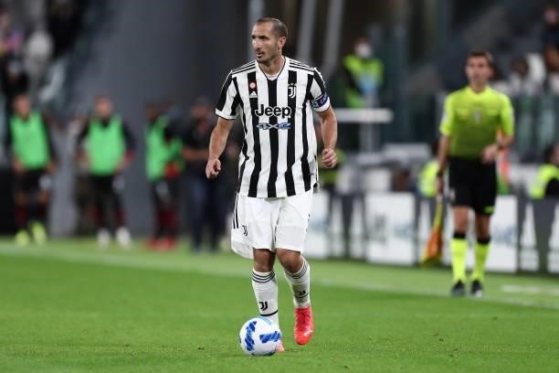 Giorgio Chiellini of Juventus FC controls the ball during the Serie A match between Juventus and AC Milan at Allianz Stadium on September 19, 2021 in...