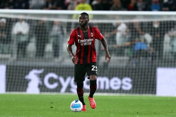 Fikayo Tomori of AC Milan controls the ball during the Serie A match between Juventus and AC Milan at Allianz Stadium on September 19, 2021 in Turin,...