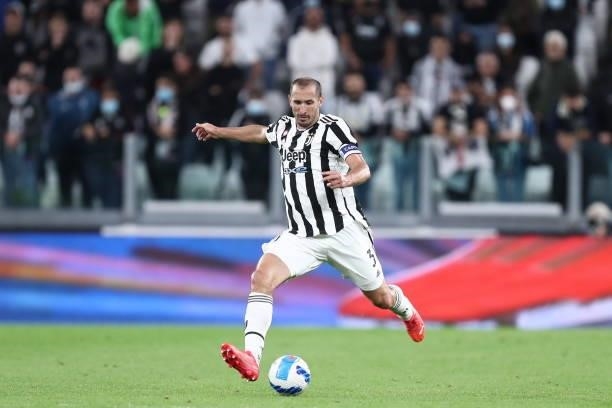 Giorgio Chiellini of Juventus FC controls the ball during the Serie A match between Juventus and AC Milan at Allianz Stadium on September 19, 2021 in...