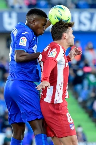 Atletico Madrid's Spanish midfielder Antoine Griezmann vies with Getafe's Portuguese defender Florentino Luis during the Spanish League football...