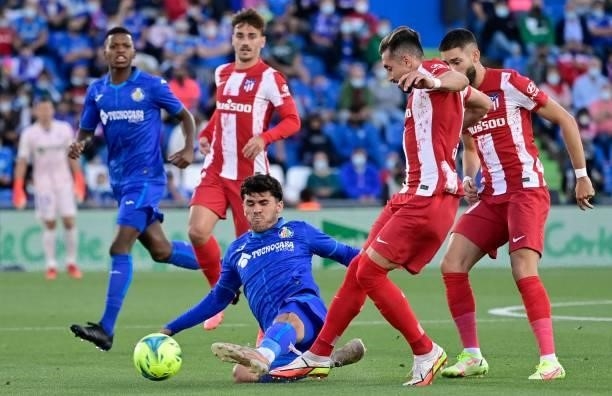 Getafe's Spanish midfielder Carles Alena vies with Atletico Madrid's Mexican midfielder Hector Herrera during the Spanish League football match...