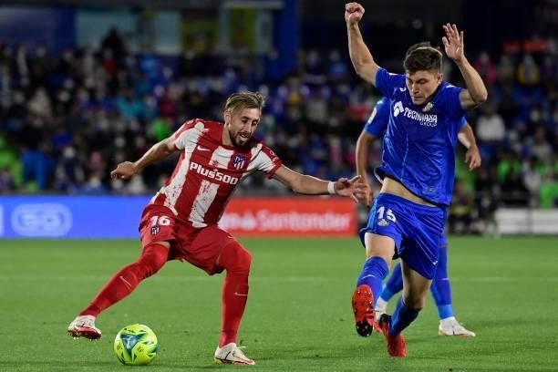 Atletico Madrid's Mexican midfielder Hector Herrera vies with Getafe's Spanish defender Jorge Cuenca during the Spanish League football match between...