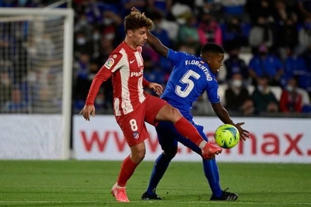 Atletico Madrid's Spanish midfielder Antoine Griezmann vies with Getafe's Portuguese defender Florentino Luís during the Spanish League football...