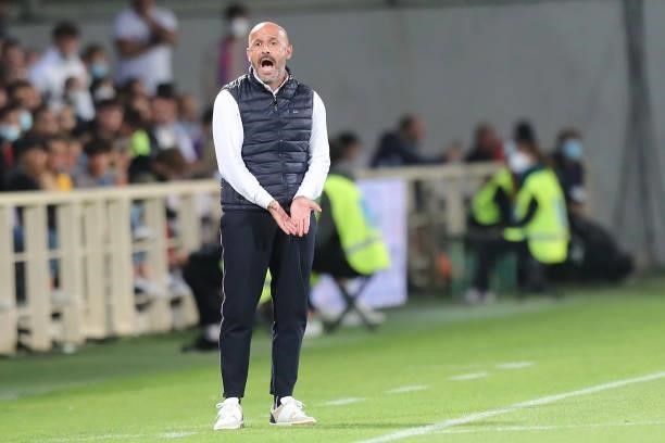 Vincenzo Italiano manager of AFC Fiorentina gestures during the Serie A match between ACF Fiorentina v FC Internazionale on September 21 in Florence,...