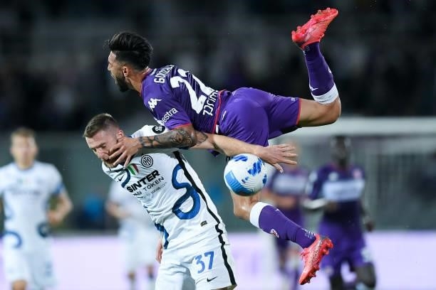 Nicolas Gonzalez of ACF Fiorentina and Milan Skriniar of FC Internazionale jump for the ball during the Serie A match between ACF Fiorentina and FC...