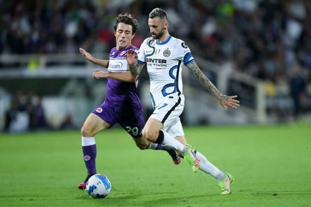 Alvaro Odriozola of ACF Fiorentina and Marcelo Brozovic of FC Internazionale compete for the ball during the Serie A match between ACF Fiorentina and...