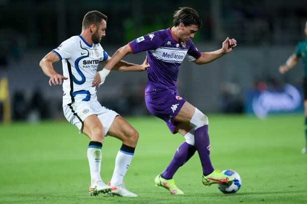 Dusan Vlahovic of ACF Fiorentina and Stefan de Vrij of FC Internazionale compete for the ball during the Serie A match between ACF Fiorentina and FC...