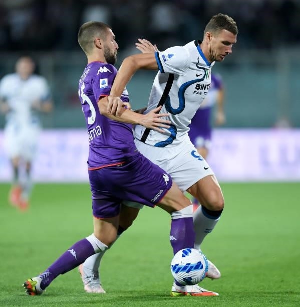 Stefan de Vrij of FC Internazionale and Matija Nastasic of ACF Fiorentina compete for the ball during the Serie A match between ACF Fiorentina and FC...