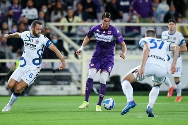 Dusan Vlahovic of ACF Fiorentina is challenged by Stefan de Vrij of FC Internazionale and Milan Skriniar of FC Internazionale during the Serie A...