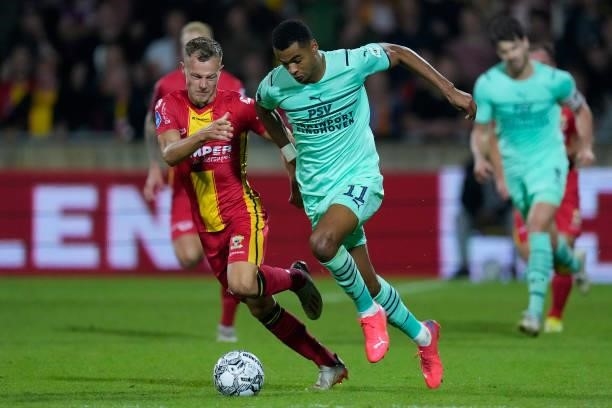 Boyd Lucassen of Go Ahead Eagles, Cody Gakpo of PSV during the Dutch Eredivisie match between Go Ahead Eagles v PSV at the De Adelaarshorst on...