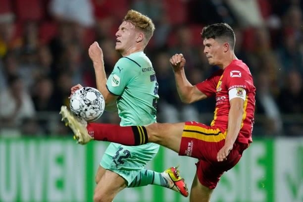Yorbe Vertessen of PSV, Bas Kuipers of Go Ahead Eagles during the Dutch Eredivisie match between Go Ahead Eagles v PSV at the De Adelaarshorst on...