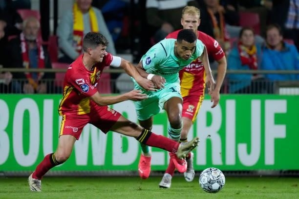 Bas Kuipers of Go Ahead Eagles, Cody Gakpo of PSV during the Dutch Eredivisie match between Go Ahead Eagles v PSV at the De Adelaarshorst on...