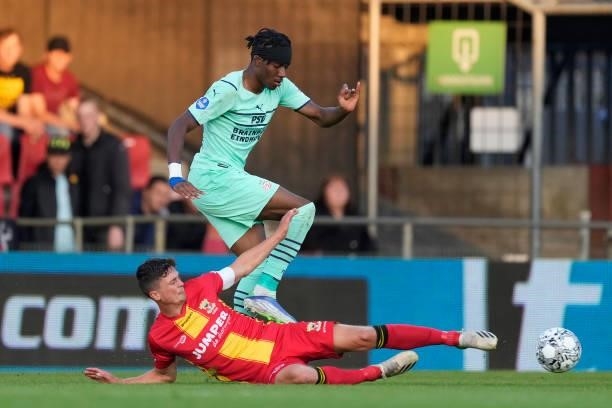 Bas Kuipers of Go Ahead Eagles, Noni Madueke of PSV during the Dutch Eredivisie match between Go Ahead Eagles v PSV at the De Adelaarshorst on...