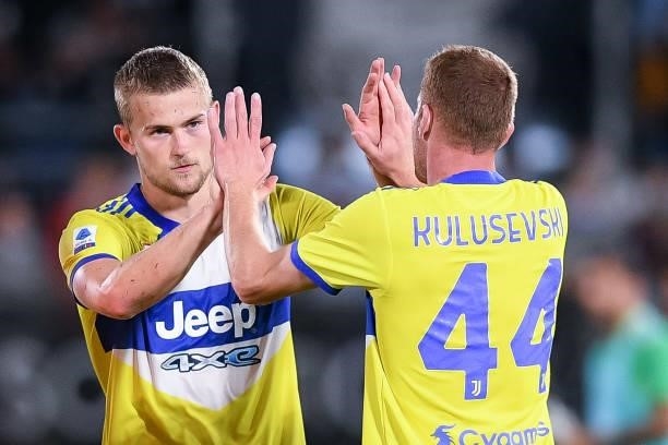 Matthijs de Ligt of FC Juventus and Dejan Kulusevski of FC Juventus celebrate for the victory during the Serie A match between Spezia Calcio and FC...