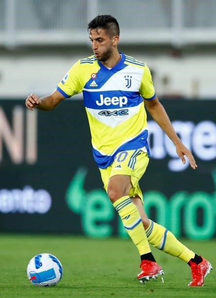 Rodrigo Bentancur of Juventus controls the ball during the Serie A match between Spezia Calcio and Juventus at Stadio Alberto Picco on September 22,...
