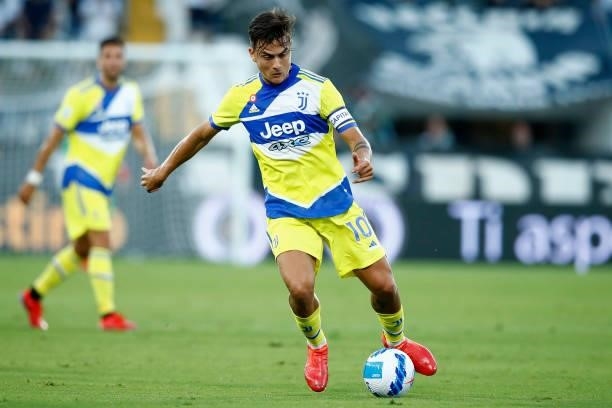 Paulo Dybala of Juventus controls the ball during the Serie A match between Spezia Calcio and Juventus at Stadio Alberto Picco on September 22, 2021...