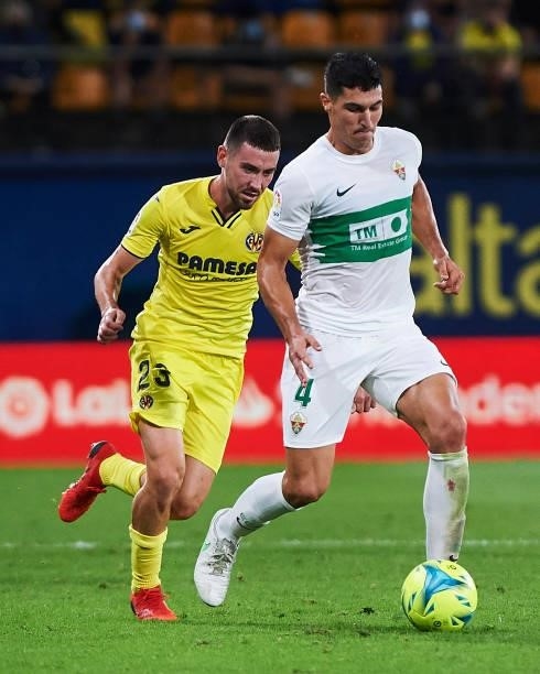 Diego Gonzalez of Elche CF and Moi Gomez of Villarreal CF battle for the ball during the LaLiga Santander match between Villarreal CF and Elche CF at...