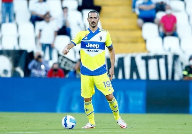 Leonardo Bonucci of Juventus controls the ball during the Serie A match between Spezia Calcio and Juventus at Stadio Alberto Picco on September 22,...