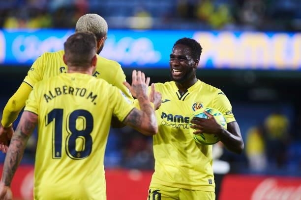 Boulaye Dia of Villarreal CF and Etienne Capoue of Villarreal CF celebrate after his team mate Alberto Moreno of FC Villarreal scored the fourth goal...