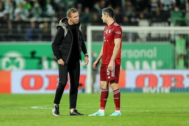 Head coach Julian Nagelsmann of Bayern Muenchen and Robert Lewandowski of Bayern Muenchen to discuss during the Bundesliga match between SpVgg...