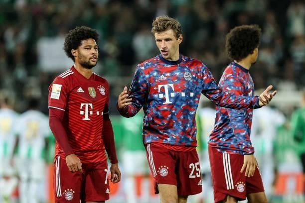 Serge Gnabry of Bayern Muenchen and Thomas Mueller of Bayern Muenchen to discuss during the Bundesliga match between SpVgg Greuther Fuerth and FC...