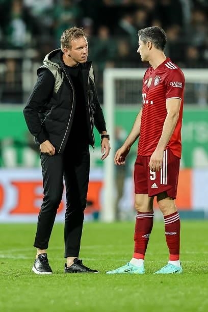 Head coach Julian Nagelsmann of Bayern Muenchen and Robert Lewandowski of Bayern Muenchen to discuss during the Bundesliga match between SpVgg...