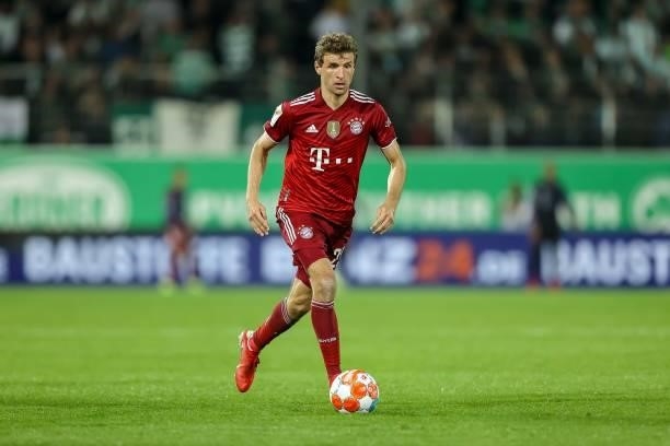 Thomas Mueller of Bayern Muenchen controls the ball during the Bundesliga match between SpVgg Greuther Fuerth and FC Bayern Muenchen at Sportpark...