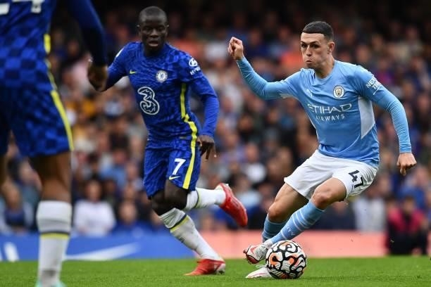 Chelsea's French midfielder N'Golo Kante vies with Manchester City's English midfielder Phil Foden during the English Premier League football match...